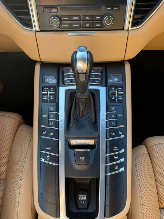2018 Porsche Macan - Image 13 of 20
