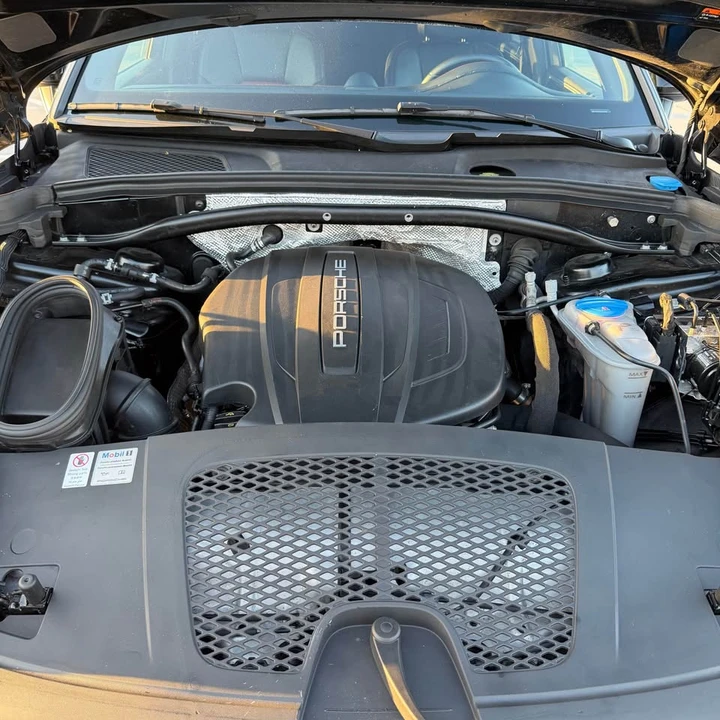 2018 Porsche Macan - Image 15 of 18