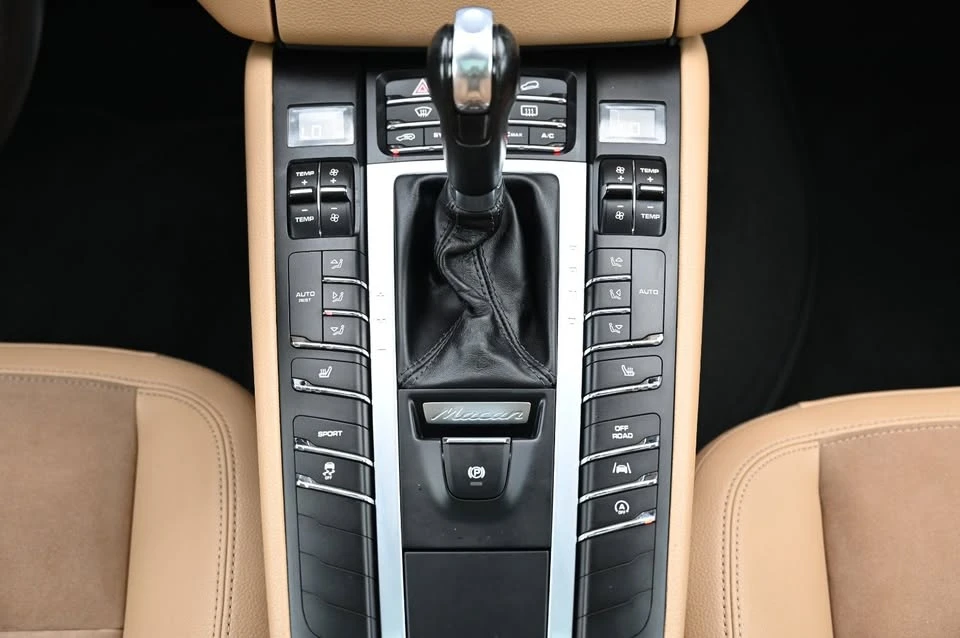 2018 Porsche Macan - Image 17 of 20