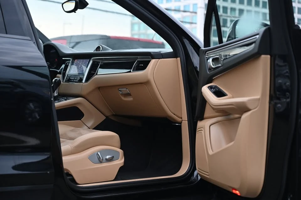 2018 Porsche Macan - Image 11 of 20