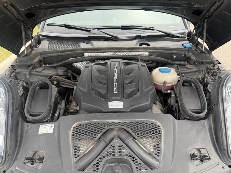 2018 Porsche Macan - Image 9 of 10