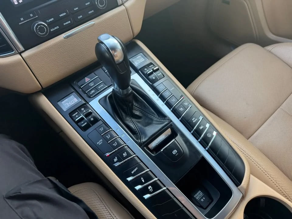 2018 Porsche Macan - Image 17 of 20