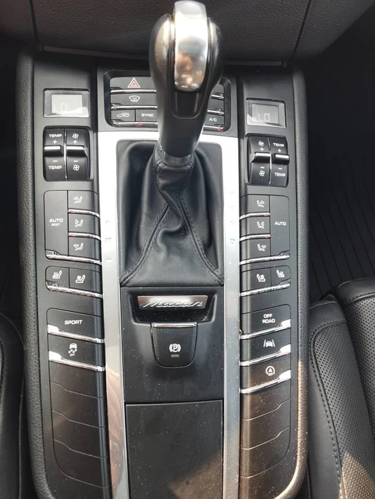 2018 Porsche Macan - Image 13 of 16