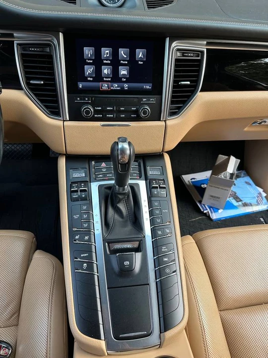 2018 Porsche Macan - Image 15 of 24
