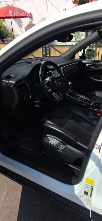 2018 Porsche Macan - Image 15 of 20