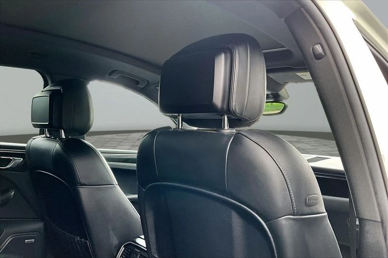 2018 Porsche Macan - Image 15 of 20