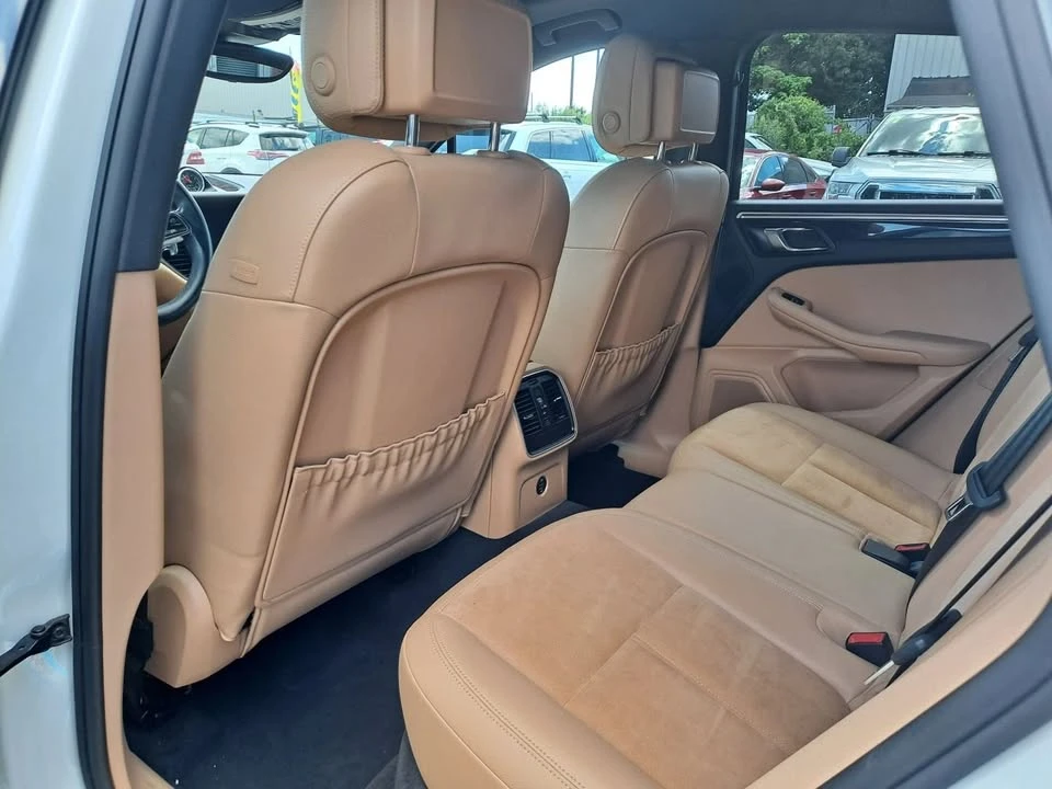 2018 Porsche Macan - Image 9 of 11