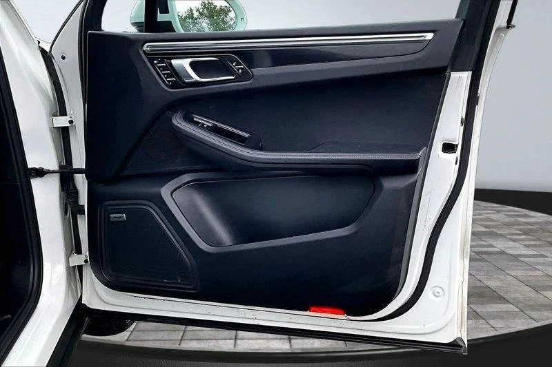 2018 Porsche Macan - Image 16 of 20