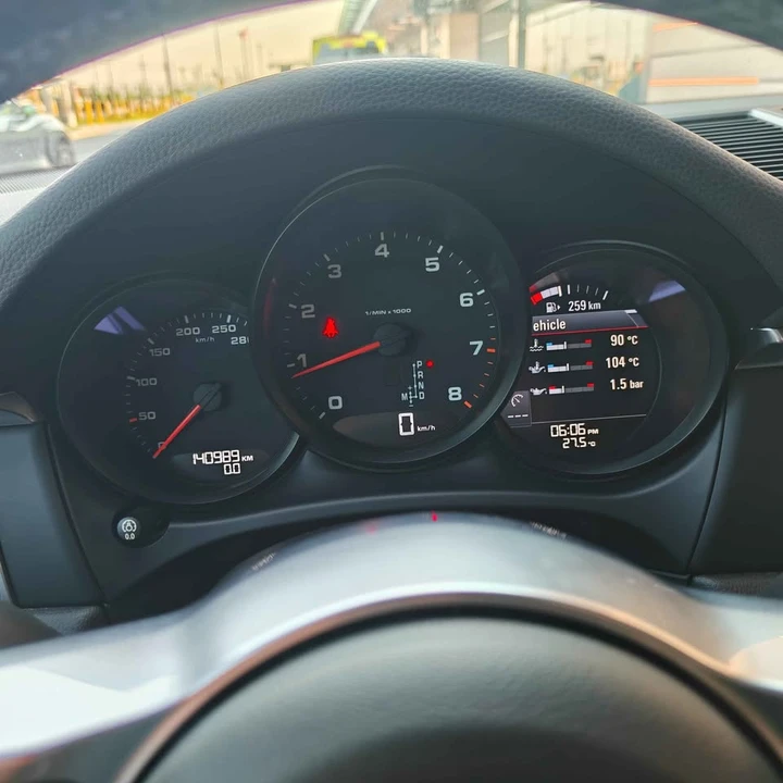 2018 Porsche Macan - Image 15 of 16