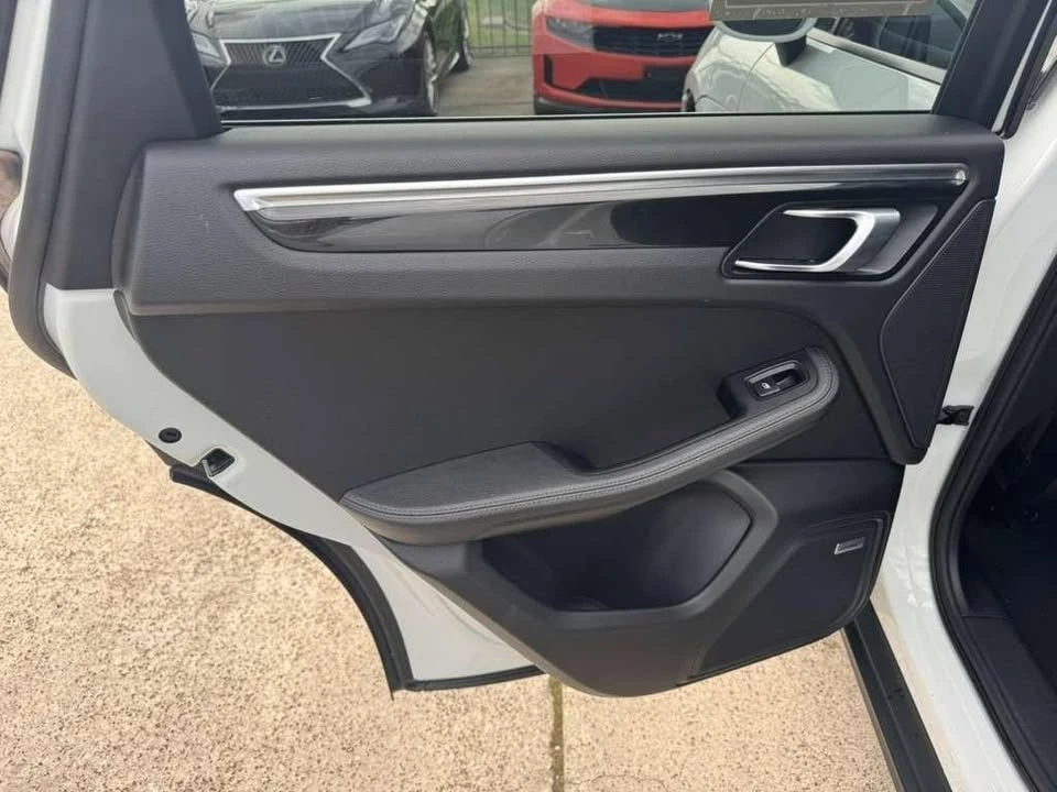 2018 Porsche Macan - Image 17 of 20
