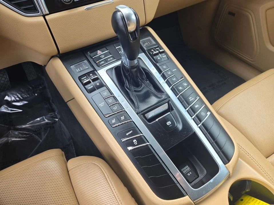 2018 Porsche Macan - Image 11 of 16