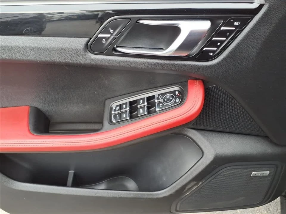 2018 Porsche Macan - Image 18 of 20