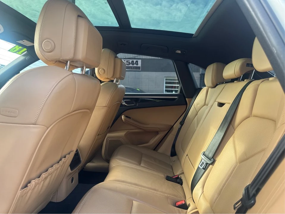 2018 Porsche Macan - Image 9 of 20