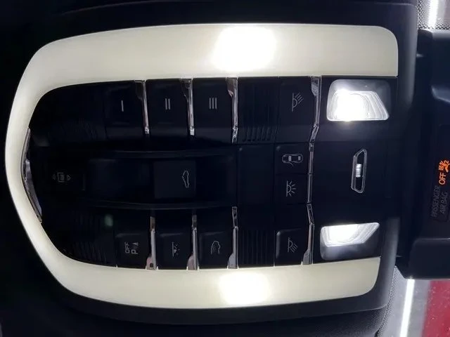 2018 Porsche Macan - Image 19 of 20