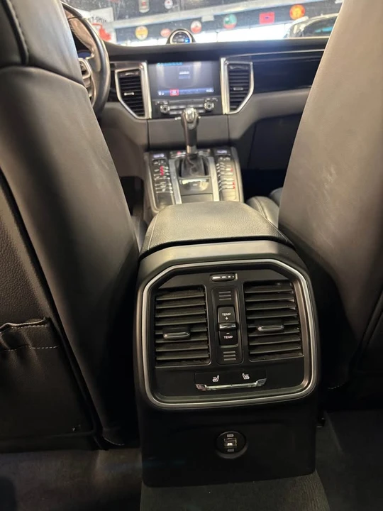 2018 Porsche Macan - Image 15 of 18
