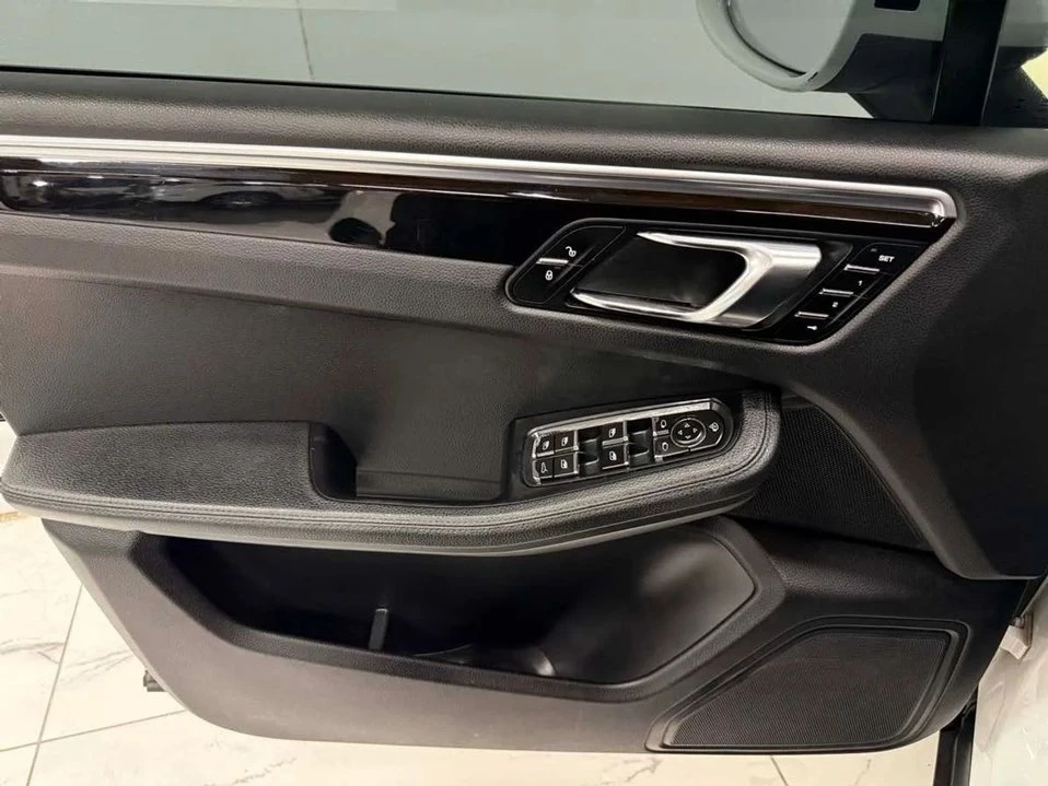 2018 Porsche Macan - Image 13 of 20
