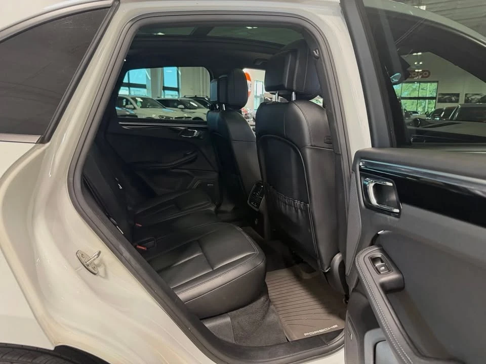 2018 Porsche Macan - Image 15 of 18