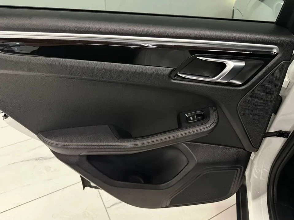 2018 Porsche Macan - Image 11 of 20