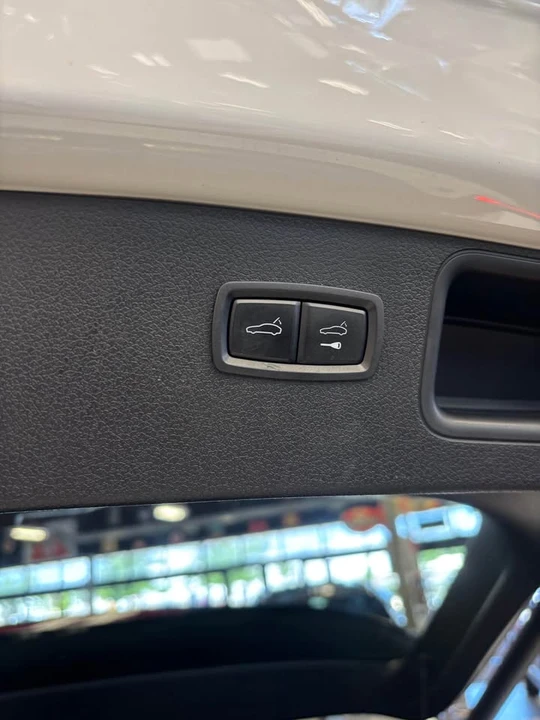 2018 Porsche Macan - Image 17 of 18