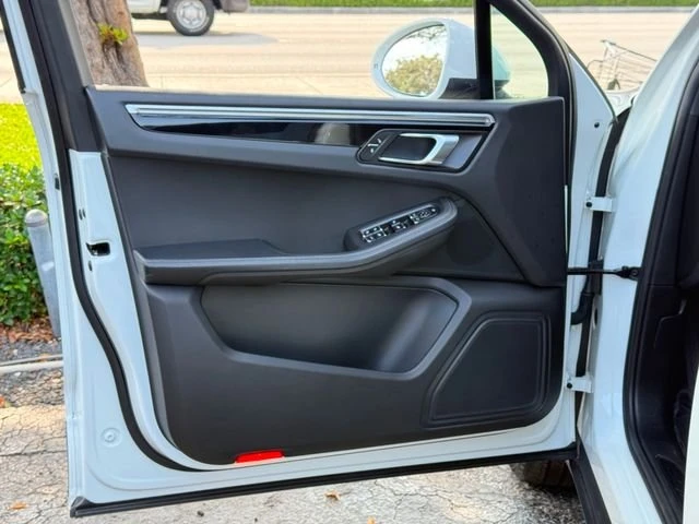 2018 Porsche Macan - Image 18 of 20