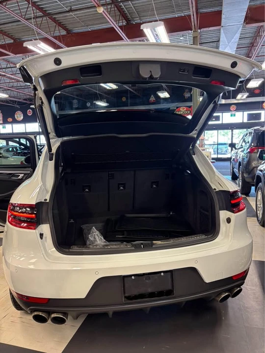 2018 Porsche Macan - Image 16 of 18