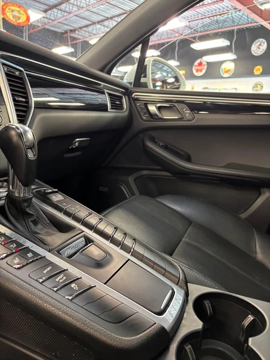 2018 Porsche Macan - Image 12 of 18