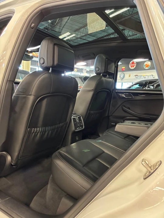 2018 Porsche Macan - Image 14 of 18