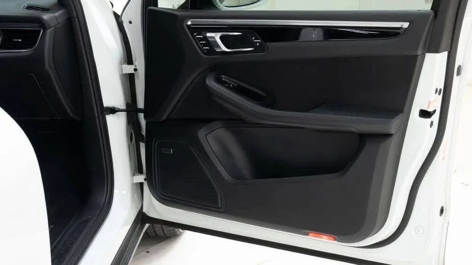 2018 Porsche Macan - Image 17 of 20