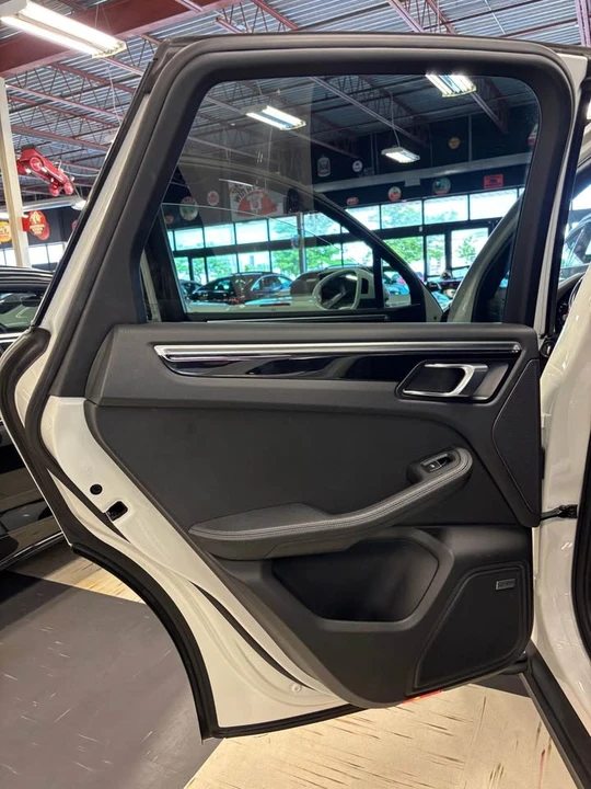 2018 Porsche Macan - Image 13 of 18