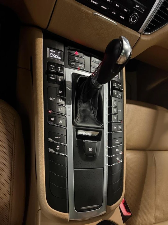 2018 Porsche Macan - Image 16 of 20