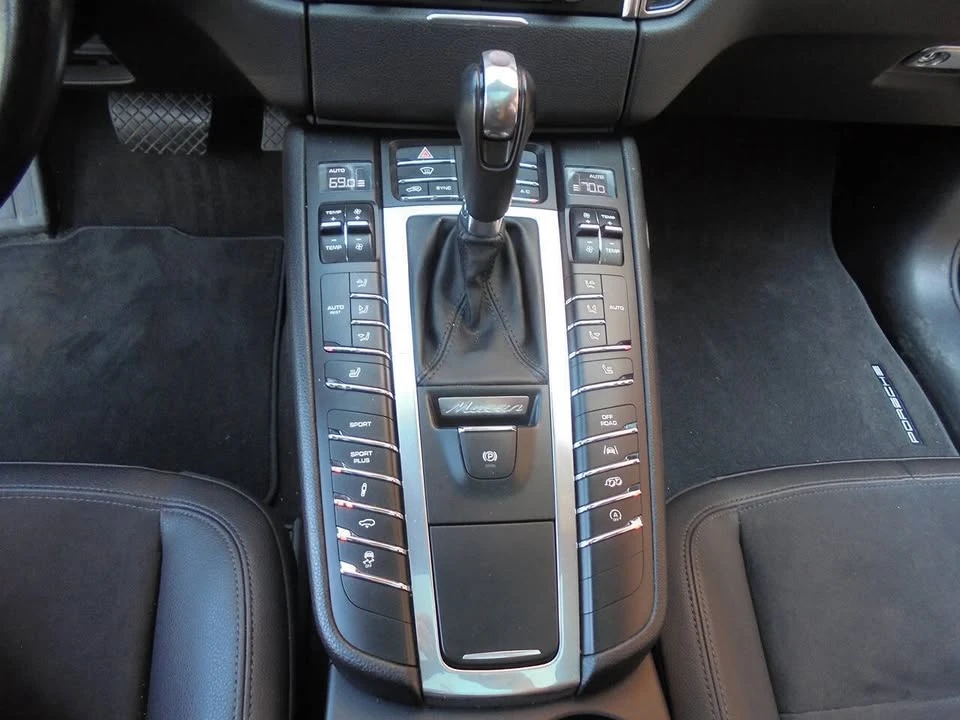 2018 Porsche Macan - Image 17 of 20