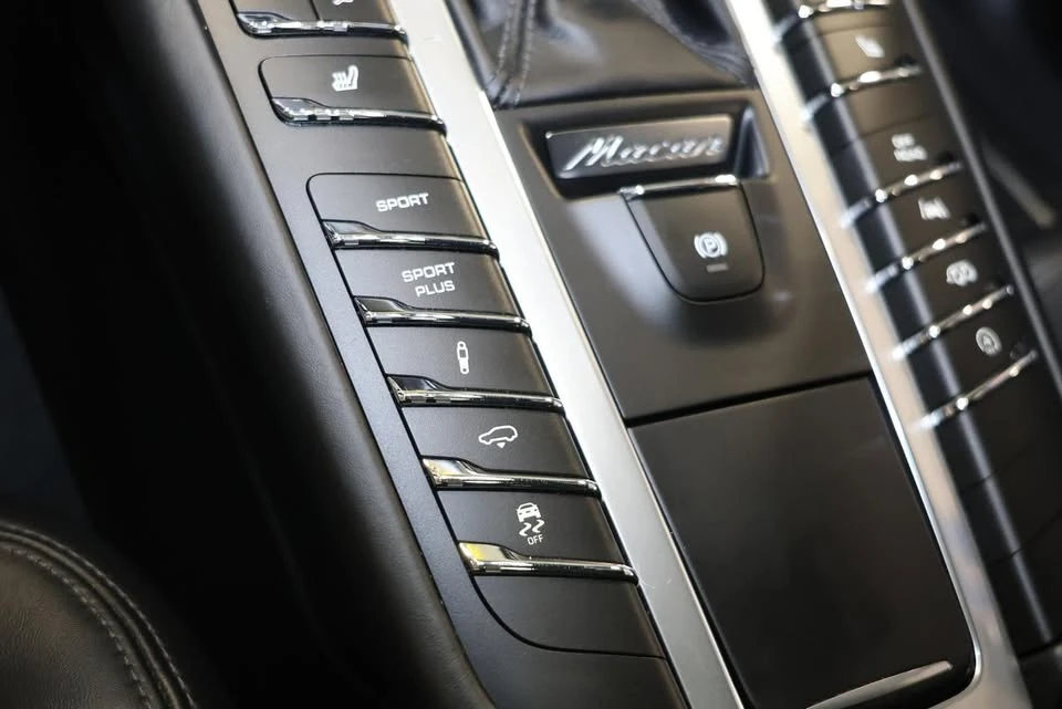 2018 Porsche Macan - Image 16 of 20