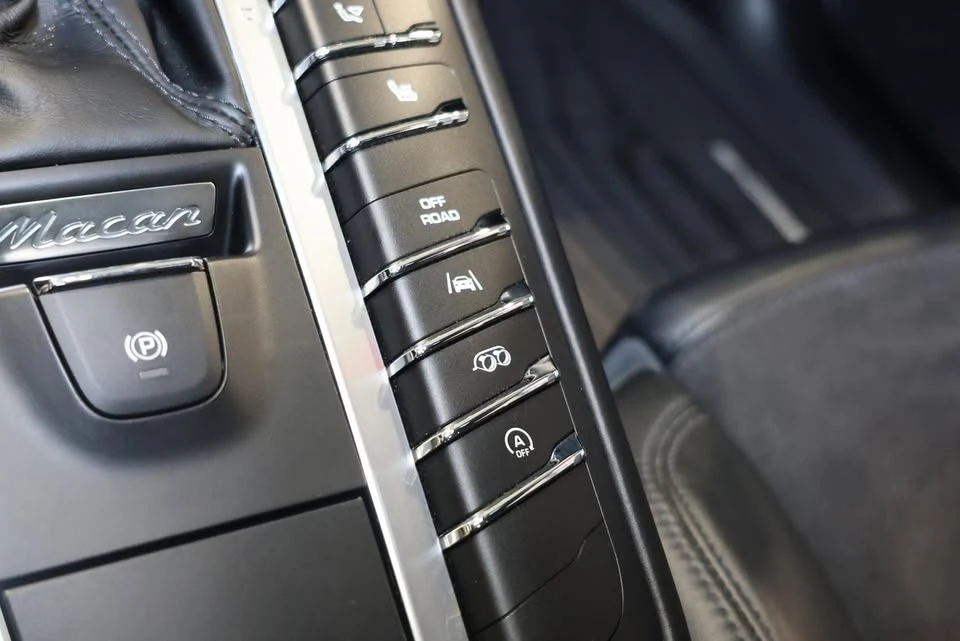 2018 Porsche Macan - Image 17 of 20