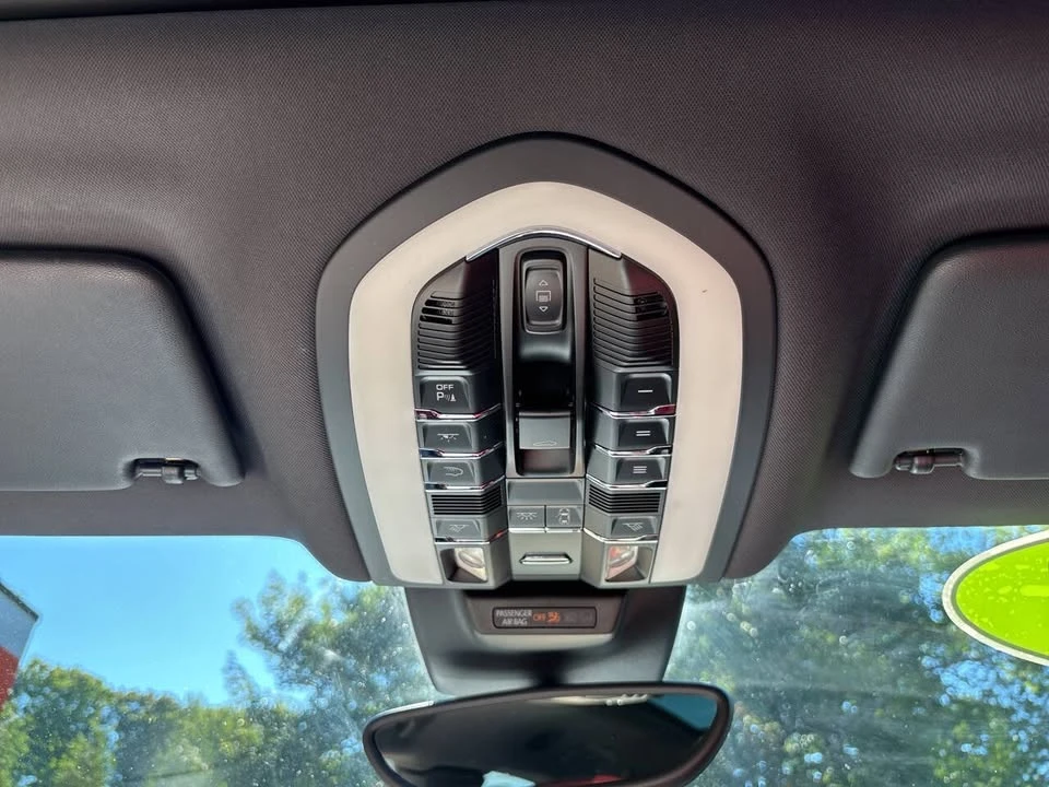2018 Porsche Macan - Image 18 of 20