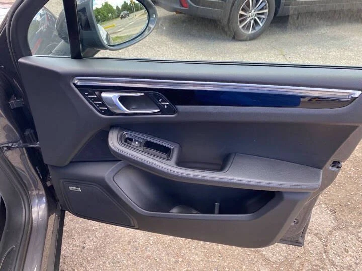 2018 Porsche Macan - Image 12 of 18