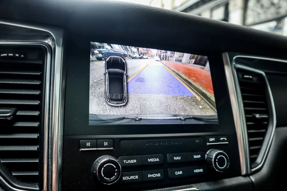 2018 Porsche Macan - Image 15 of 17