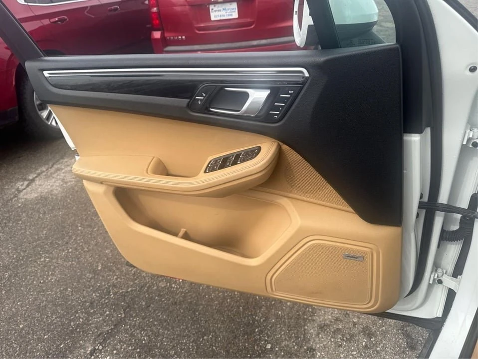 2018 Porsche Macan - Image 17 of 20