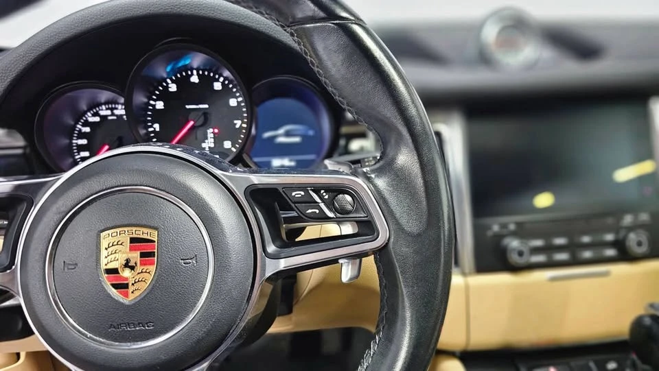 2018 Porsche Macan - Image 15 of 20