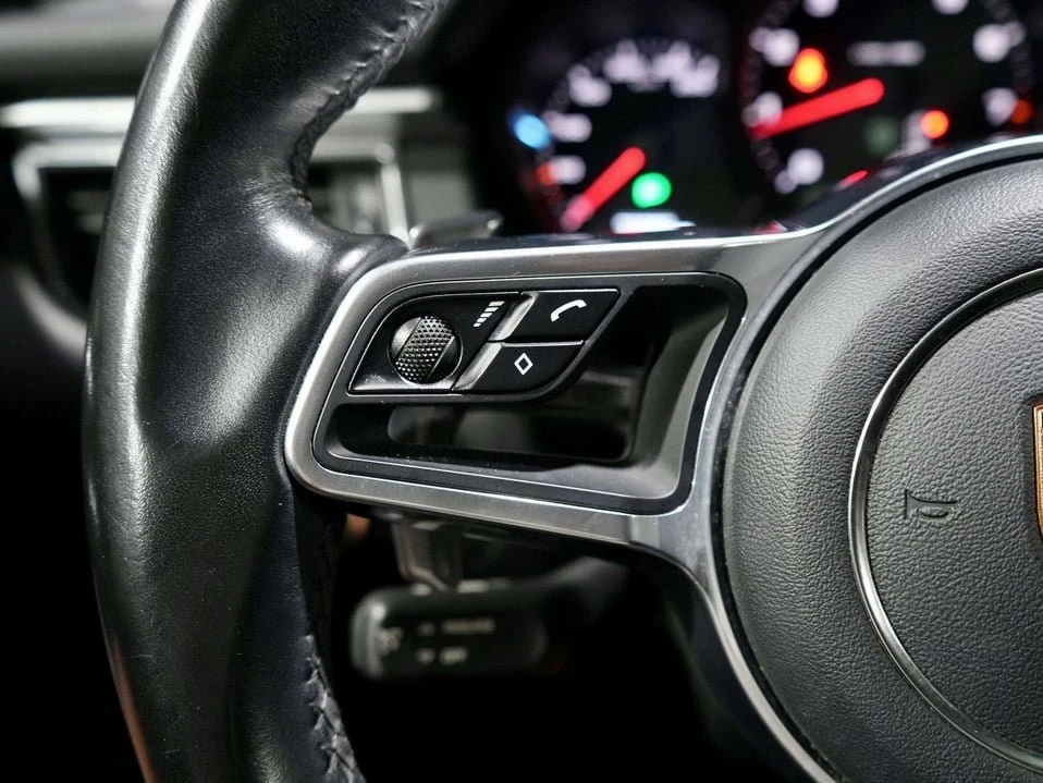 2018 Porsche Macan - Image 18 of 20