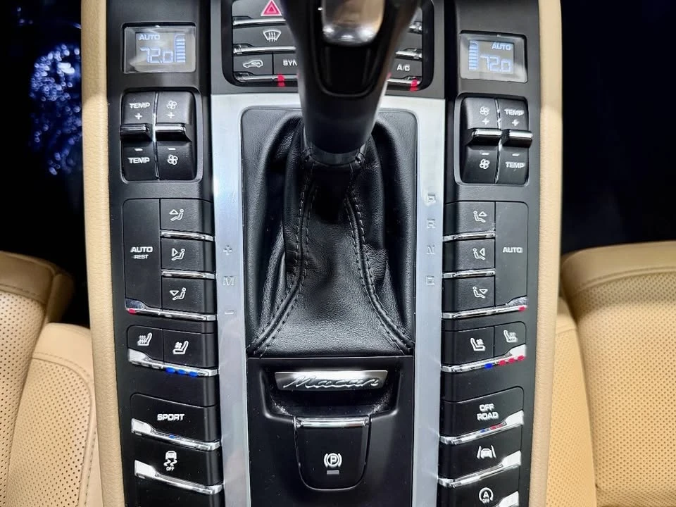 2018 Porsche Macan - Image 16 of 20