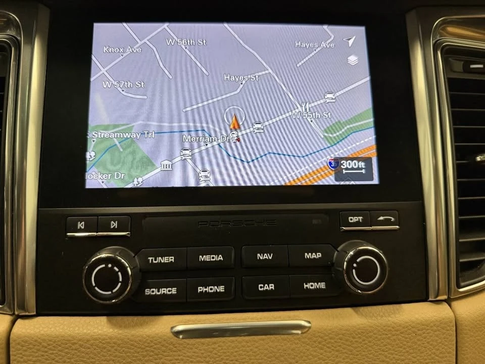 2018 Porsche Macan - Image 15 of 20
