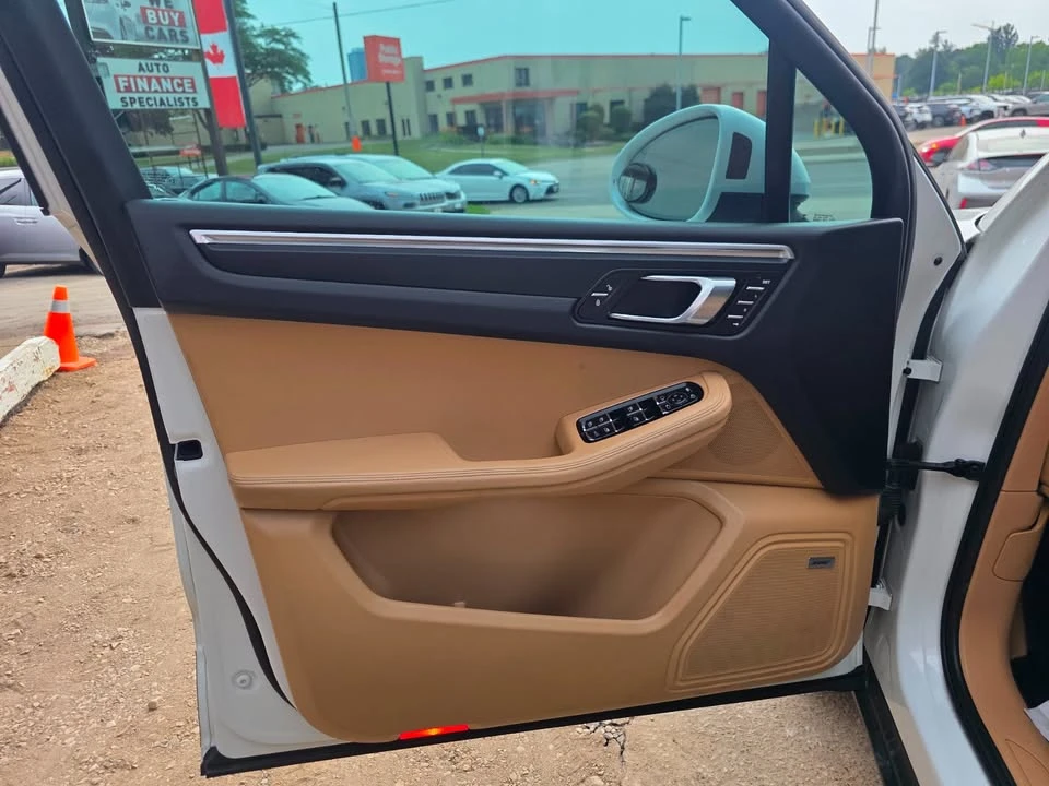 2018 Porsche Macan - Image 11 of 20