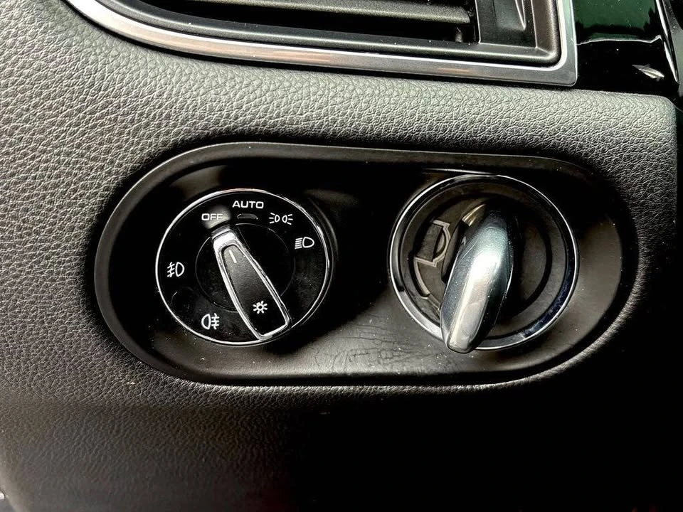 2018 Porsche Macan - Image 17 of 20