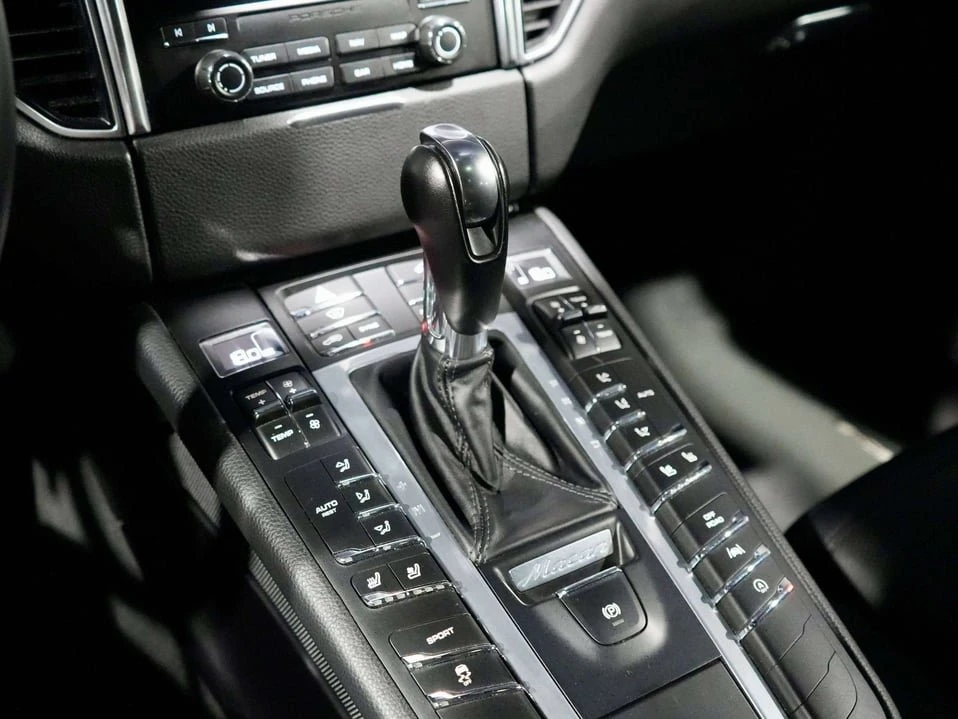 2018 Porsche Macan - Image 17 of 20