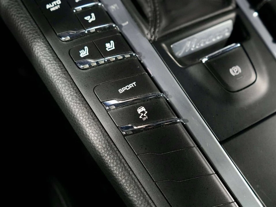 2018 Porsche Macan - Image 18 of 20