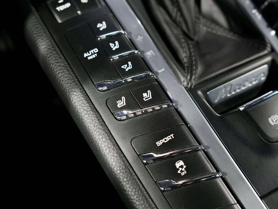 2018 Porsche Macan - Image 19 of 20