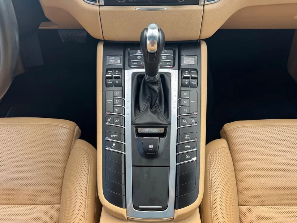2018 Porsche Macan - Image 12 of 19