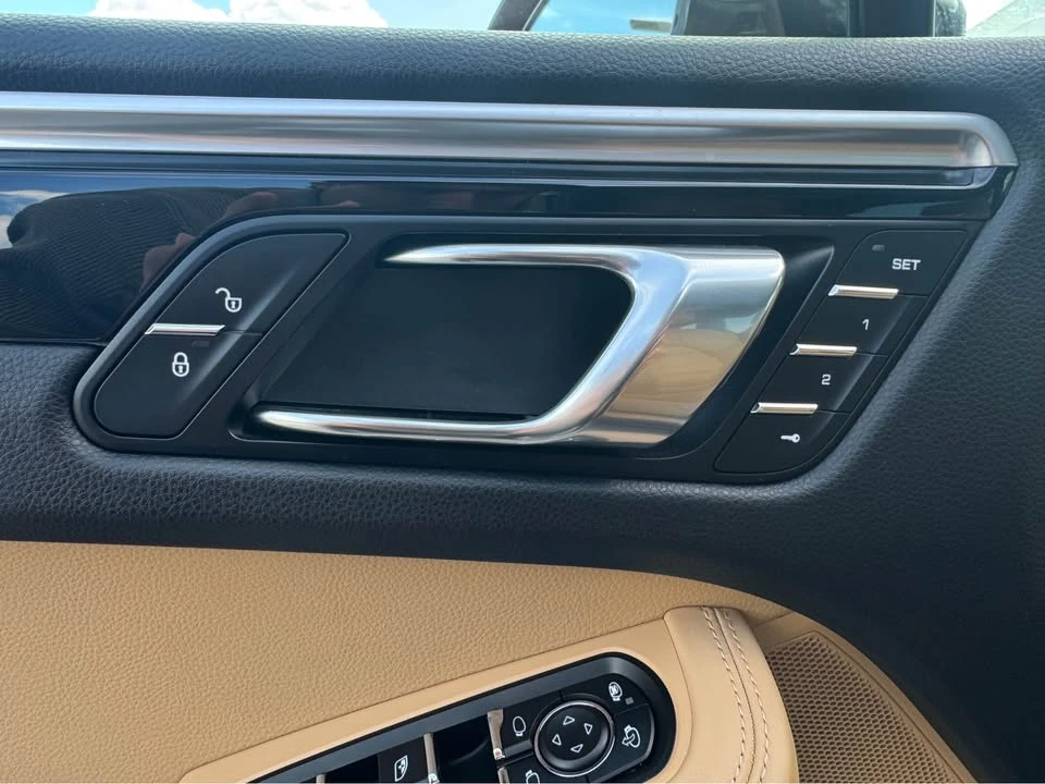 2018 Porsche Macan - Image 17 of 19