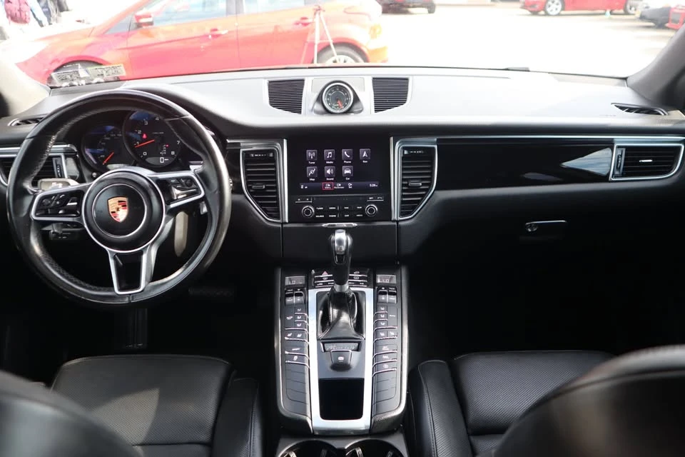 2018 Porsche Macan - Image 9 of 20