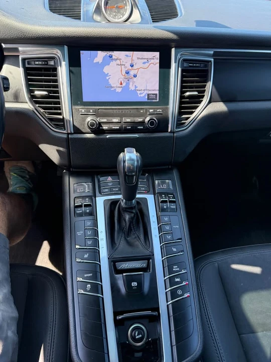 2018 Porsche Macan - Image 11 of 18
